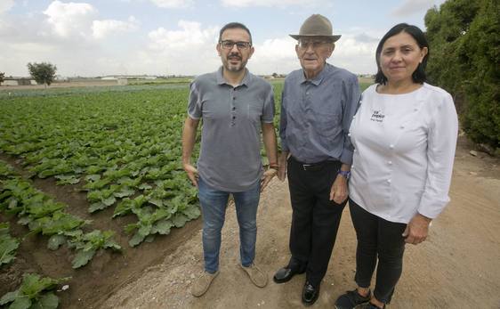 José y Ana, junto con su padre, 'Pepico', en una imagen de 2017