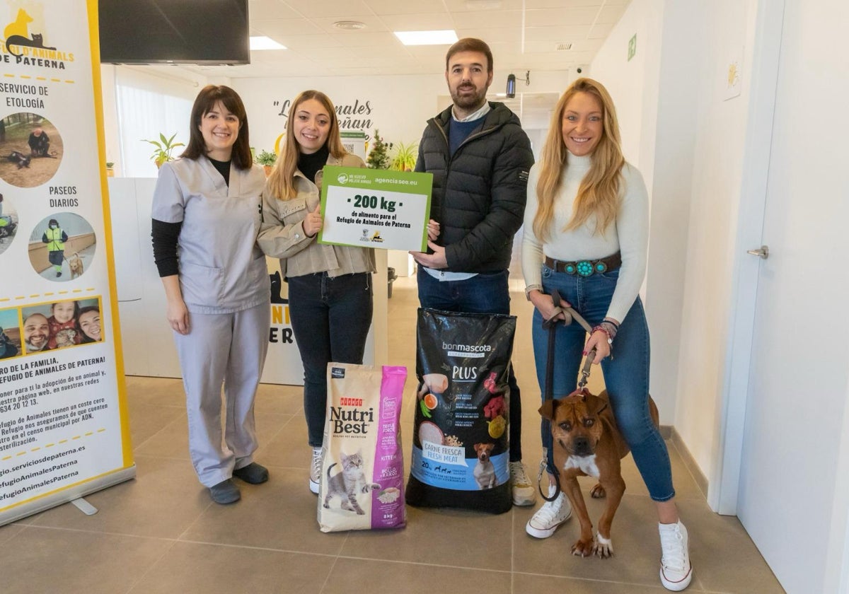 Entrega de la donación de pienso.