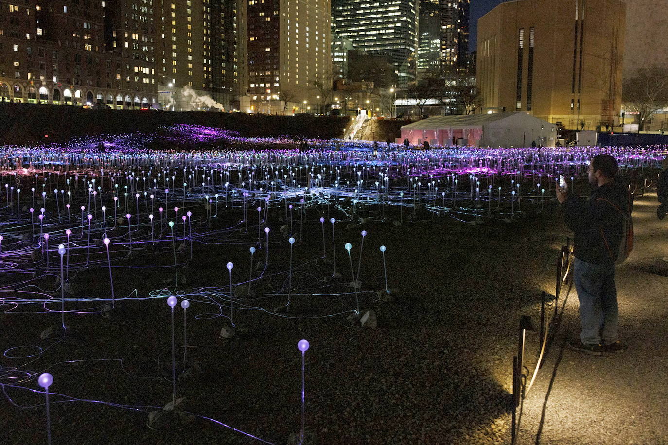 La Freedom Plaza de Nueva York se ilumina con una instalación de Bruce Munro