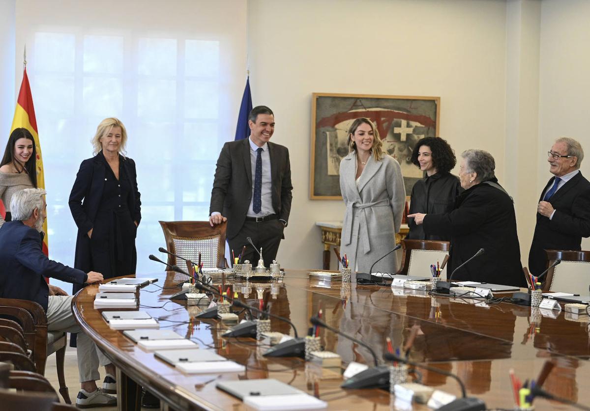 Imagen principal - &#039;Cuéntame&#039; en La Moncloa: Pedro Sánchez recibe a la familia Alcántara