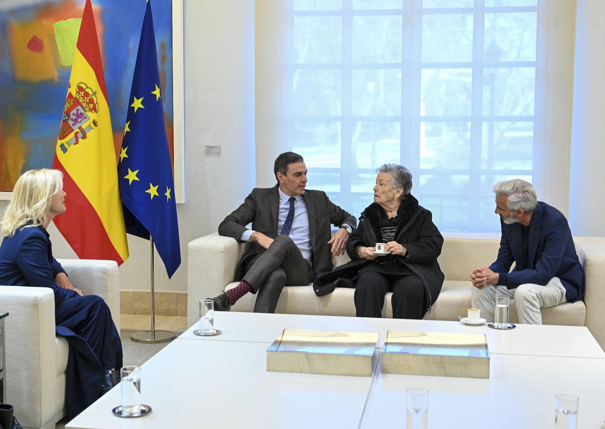 Imagen secundaria 1 - &#039;Cuéntame&#039; en La Moncloa: Pedro Sánchez recibe a la familia Alcántara