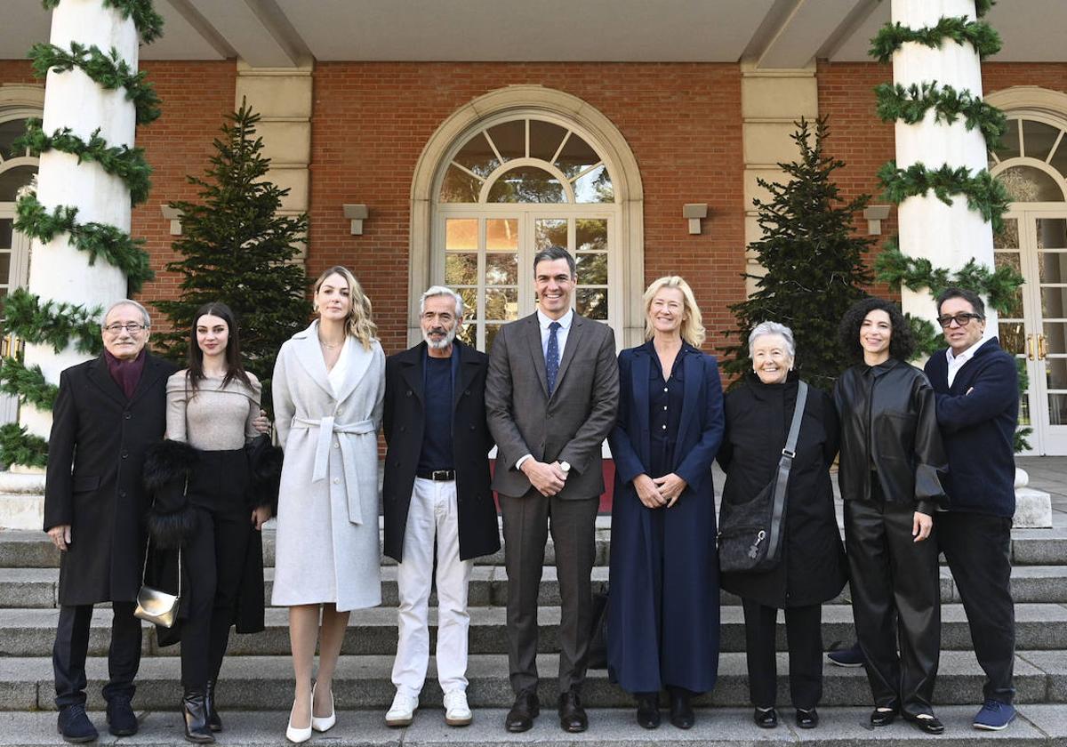 El presidente del Gobierno, Pedro Sánchez, junto a algunos de los actores de la serie 'Cuéntame'.