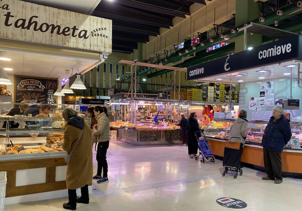 Clientes haciendo la compra en el mercado de Ruzafa, en imagen de archivo.