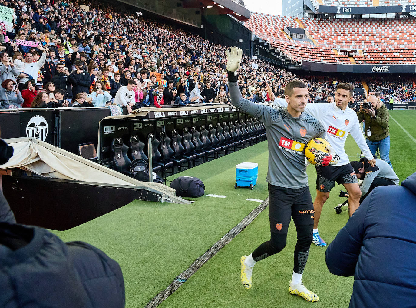 Los valencianistas llenan Mestalla para ver el entrenamiento del equipo tras las vacaciones de Navidad