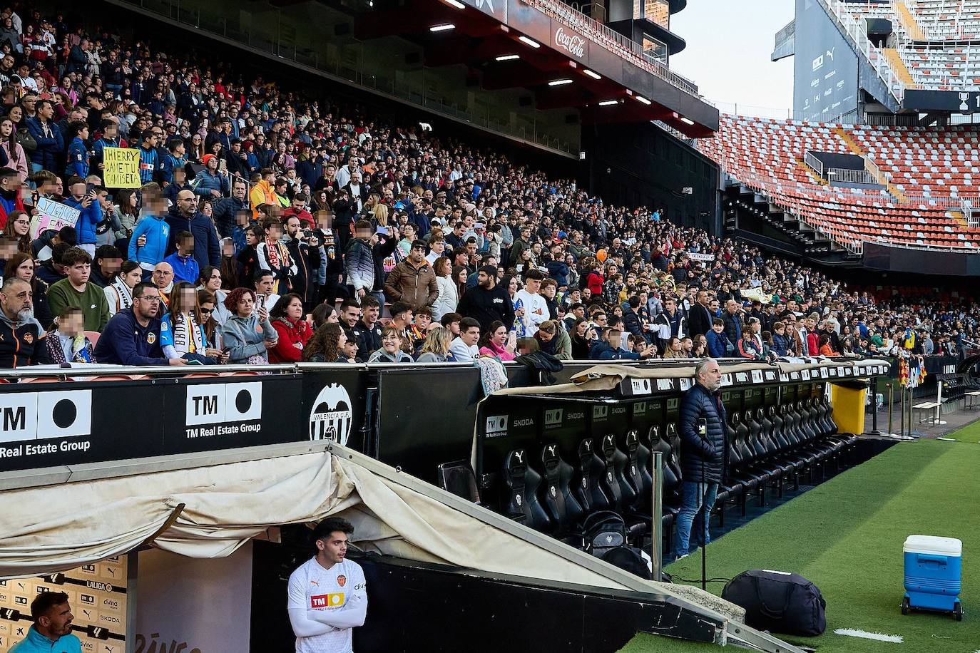 Los valencianistas llenan Mestalla para ver el entrenamiento del equipo tras las vacaciones de Navidad