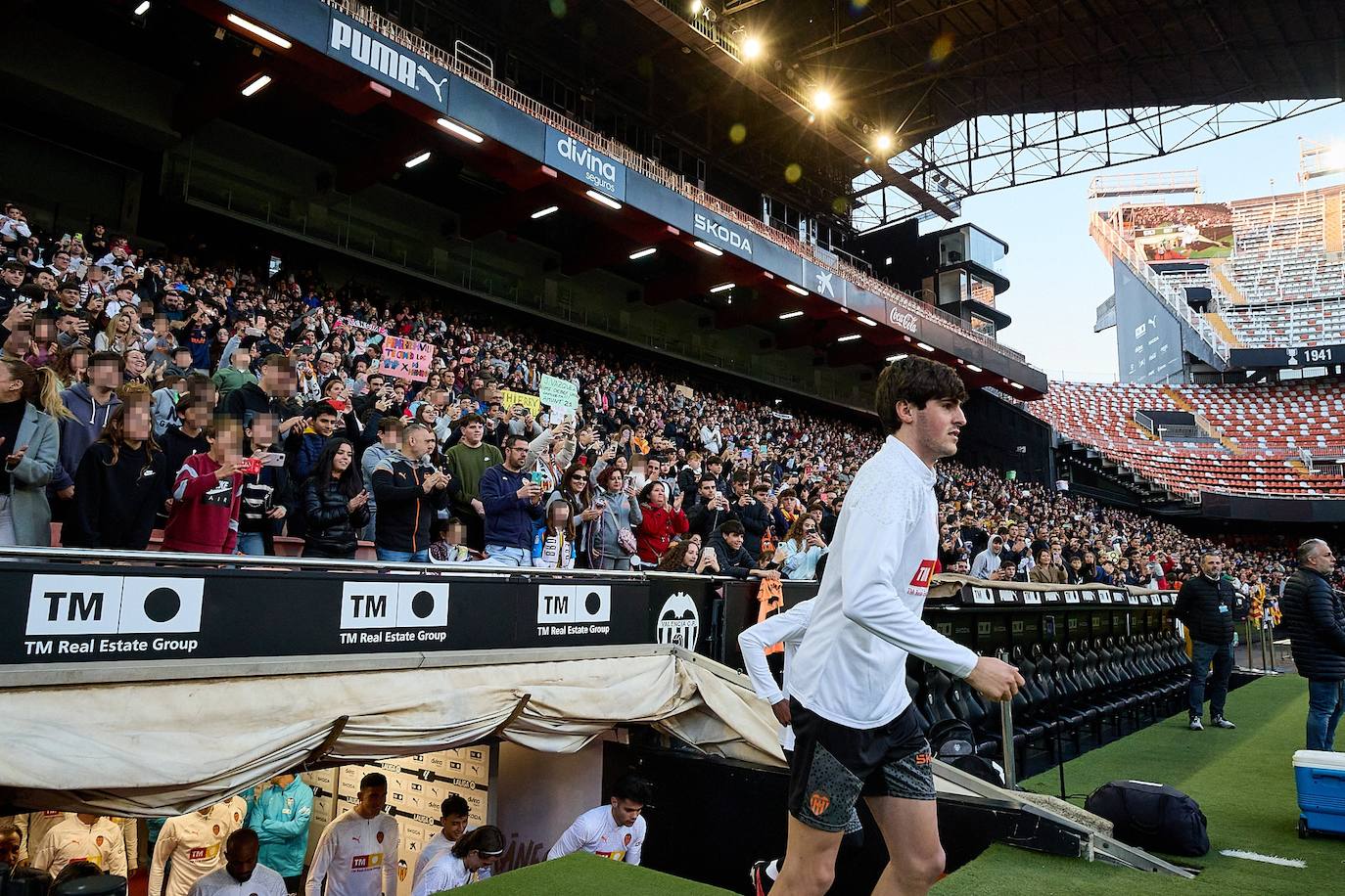 Los valencianistas llenan Mestalla para ver el entrenamiento del equipo tras las vacaciones de Navidad