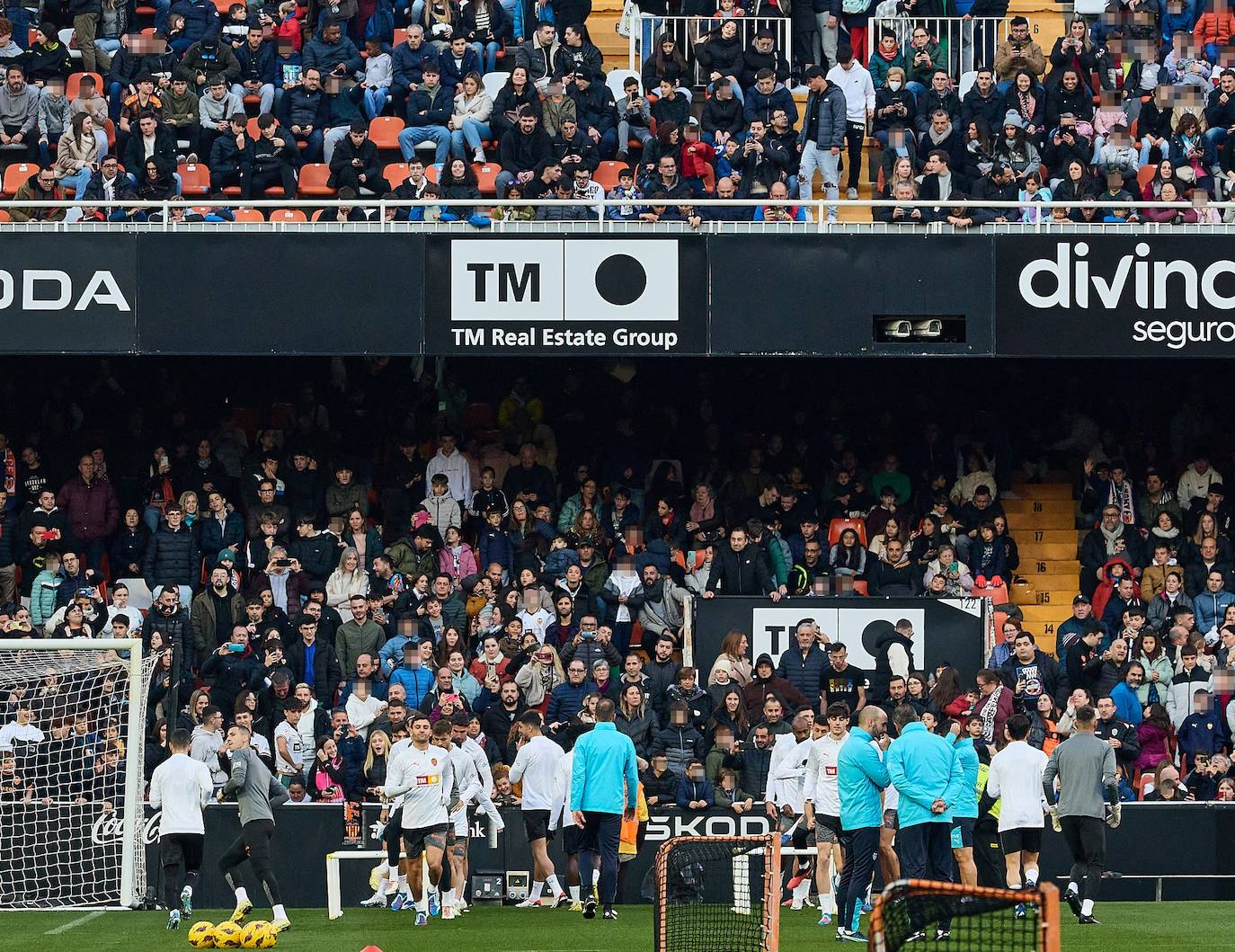 Los valencianistas llenan Mestalla para ver el entrenamiento del equipo tras las vacaciones de Navidad