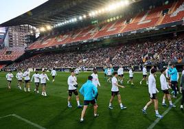 Los jugadores del Valencia, entrenándose en Mestalla ante 15.000 personas.