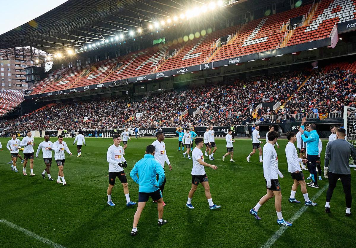 Los valencianistas llenan Mestalla para ver el entrenamiento del equipo tras las vacaciones de Navidad