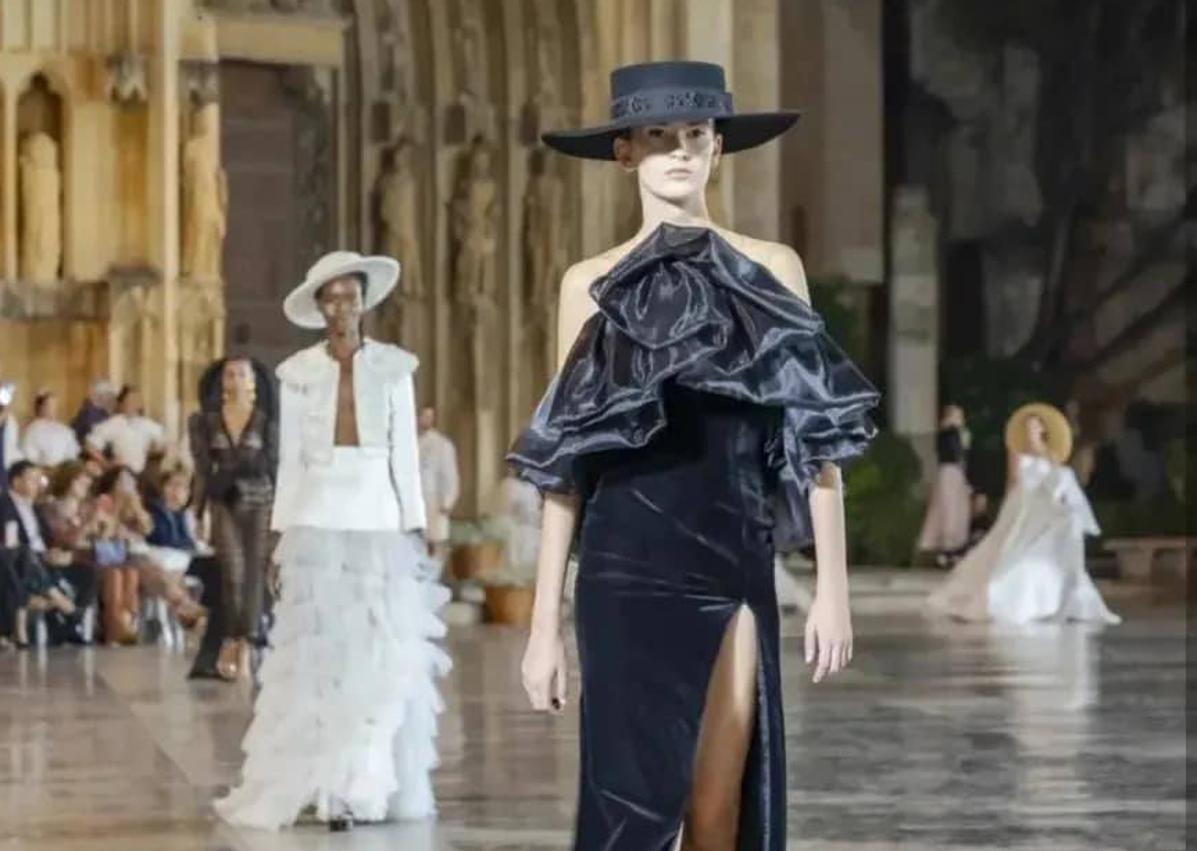 Imagen secundaria 1 - Slgunos de los diseños de Encarna Roig y que lucieron las modelos vestidas por Alejandro Resta en el último desfile de la Mediterranea Fashion Week.