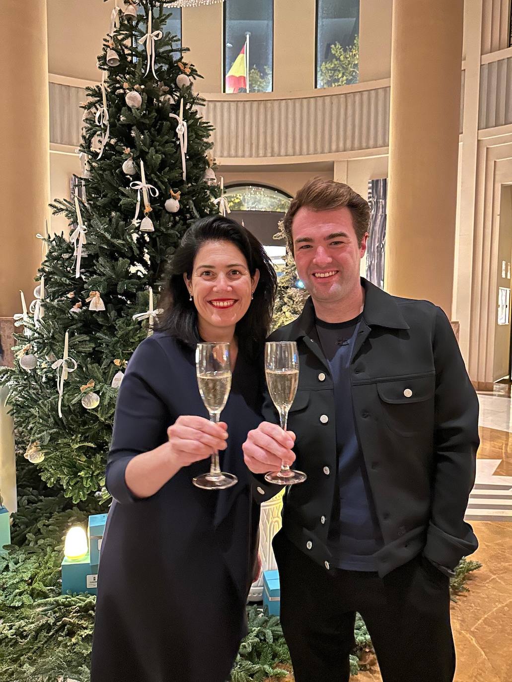 Rocío Cibrán y Sigfrido Serra en el encendido de luces navideñas del Westin. 