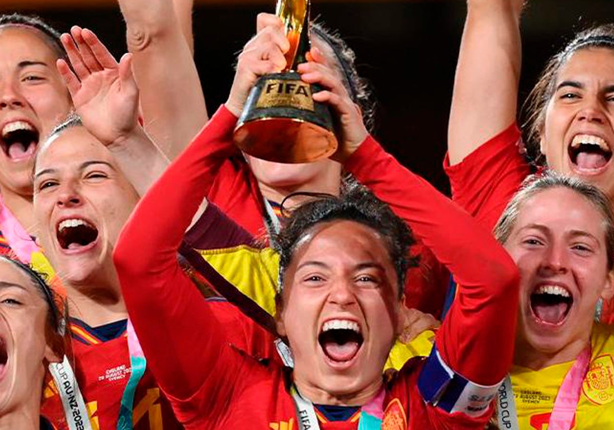 Ivana Andres levantando la copa de campeonas del mundo.