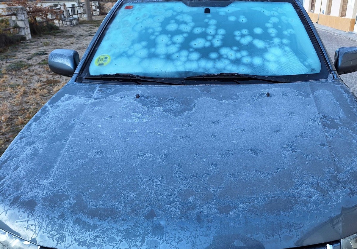 Coche con una capa de helada en Bocairent.