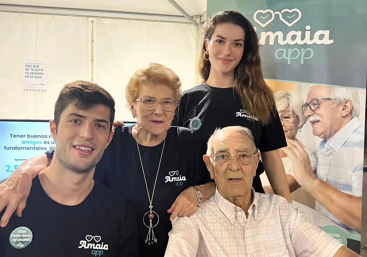 Alberto y Lucía Villanueva, los creadores de Amaia App, junto con sus abuelos maternos María y Pepe, que fueron la inspiración para crear la plataforma.