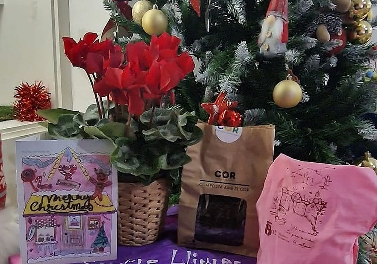 Imagen principal - Arriba, regalos del Ayuntamiento de Ráfol de Salem y felicitaciones de los ayuntamientos de Moixent y Navarrés.