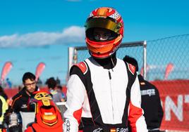 Fabián Gorrín junto a su kart.