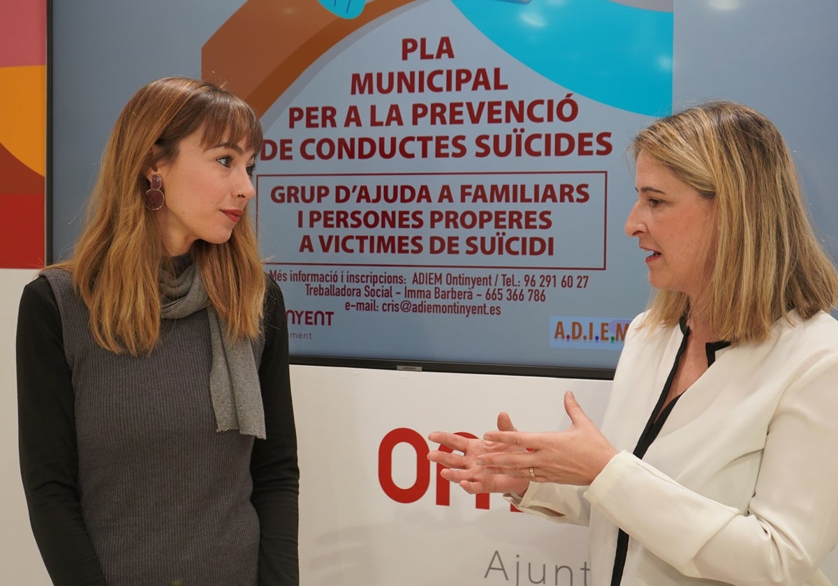 La concejala del área de Salud Mental con la presidenta de ADIEM.