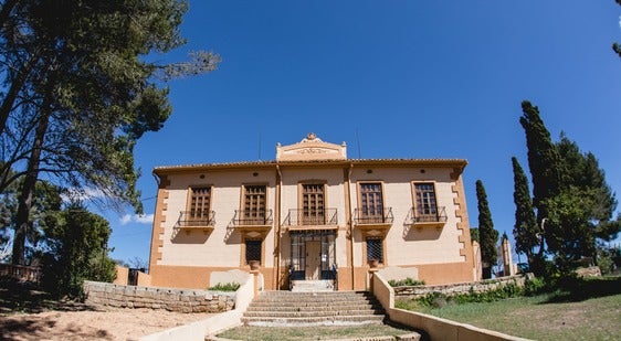 Fachada modernista de Vera de Estenas.