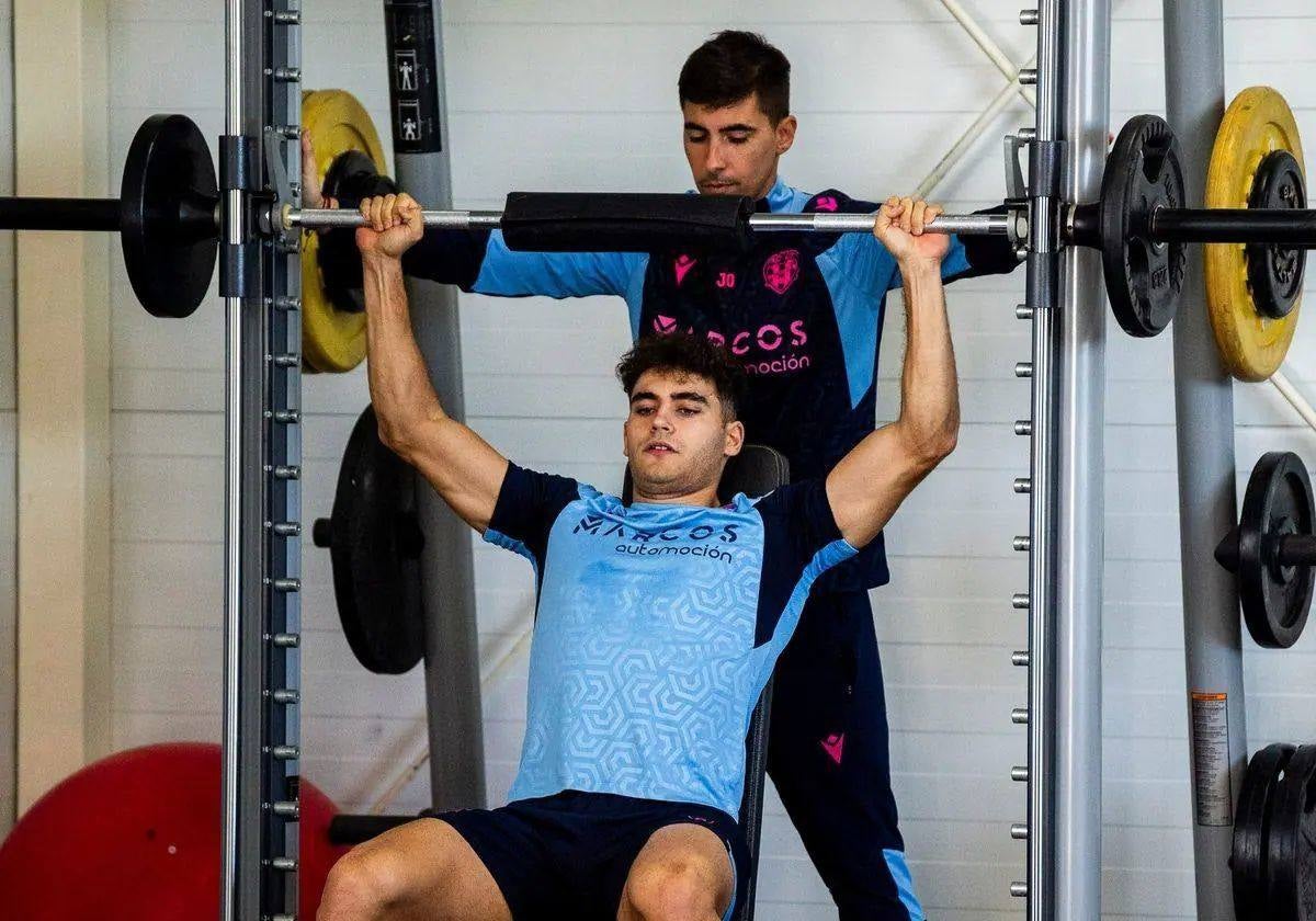 Andrés García, ejercitándose en el gimnasio.