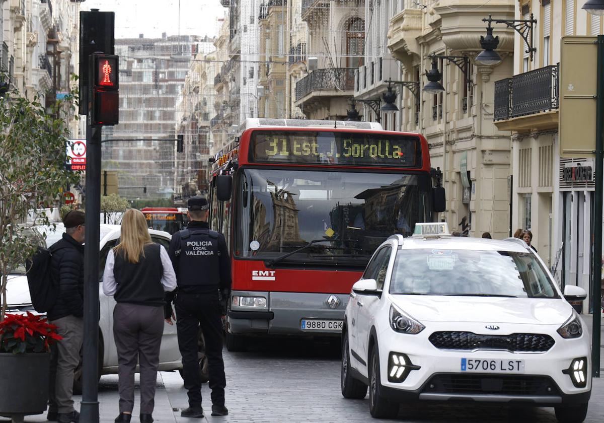 Autobuses circulando en el eje Calle Paz - San Vicente - Plaza Reina