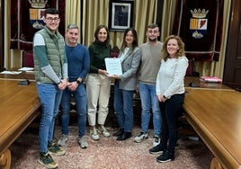 El equipo de gobierno de La Llosa de Ranes con el documento del presupuesto 2024.