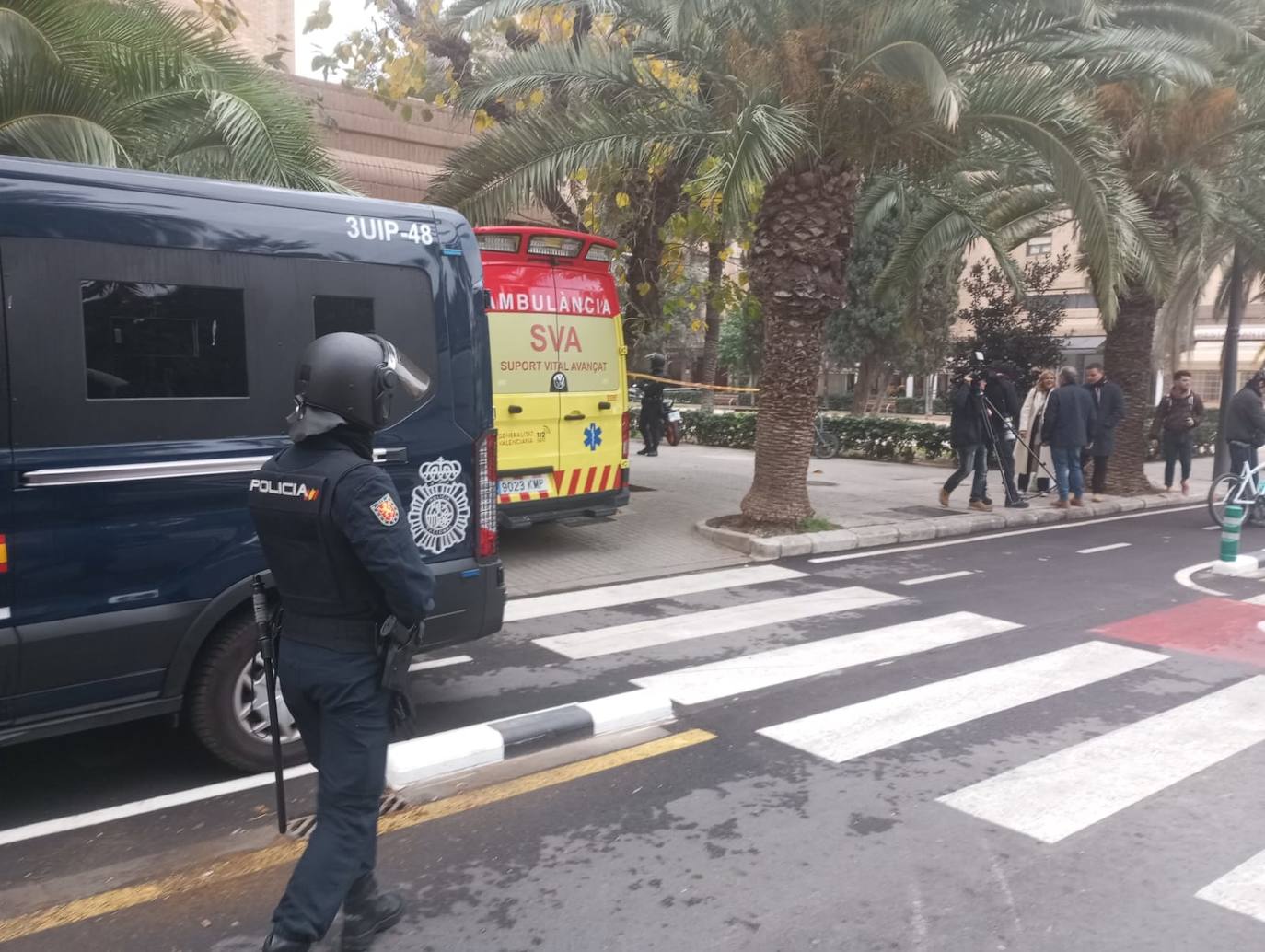 Un hombre de 74 años se atrinchera armado en su casa de Benimaclet