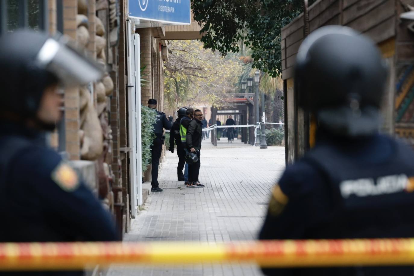 Un hombre de 74 años se atrinchera armado en su casa de Benimaclet