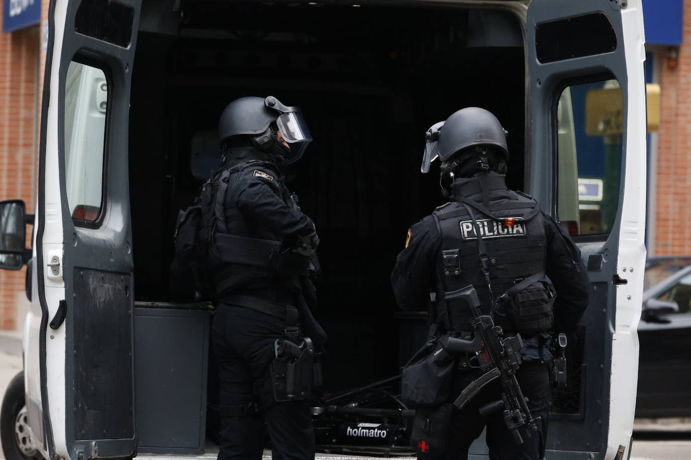 Un hombre de 74 años se atrinchera armado en su casa de Benimaclet