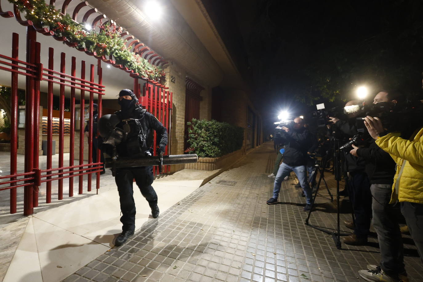 Un hombre de 74 años se atrinchera armado en su casa de Benimaclet