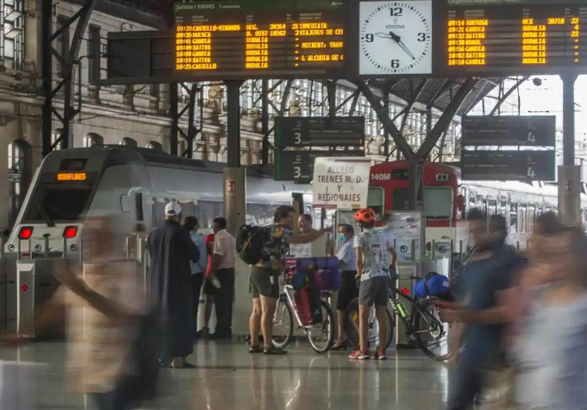 Usuarios de Renfe en la Estación del Norte.