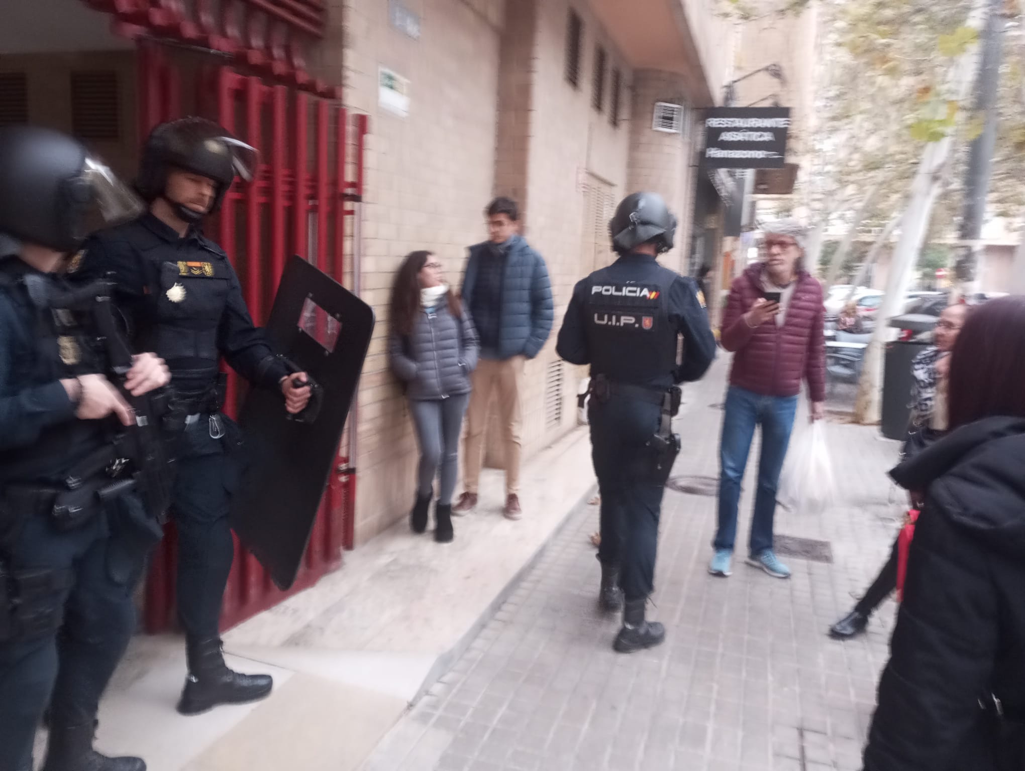 Un hombre de 74 años se atrinchera armado en su casa de Benimaclet