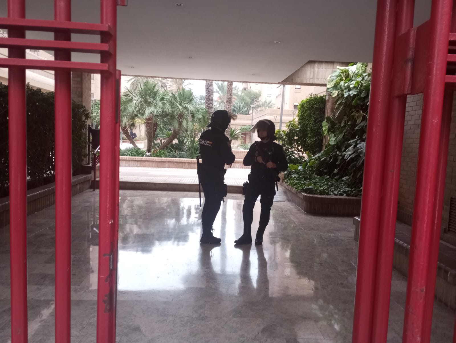 Un hombre de 74 años se atrinchera armado en su casa de Benimaclet