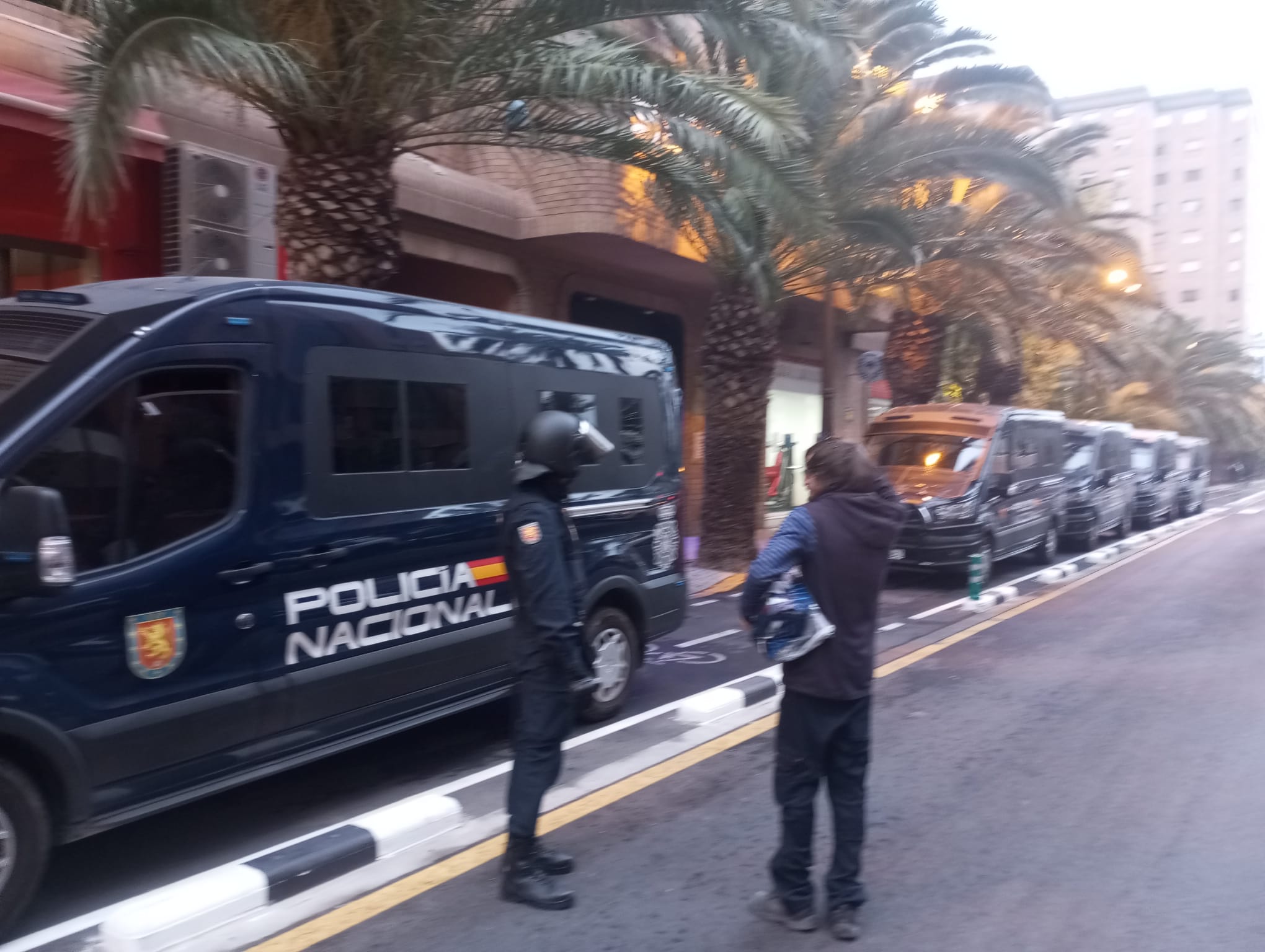 Un hombre de 74 años se atrinchera armado en su casa de Benimaclet