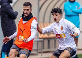 José Gayà, junto a Diego López, en un entrenamiento.