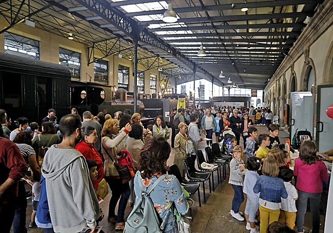 Numerosas personas disfrutan del Museo del Ferrocarril de Gijón.