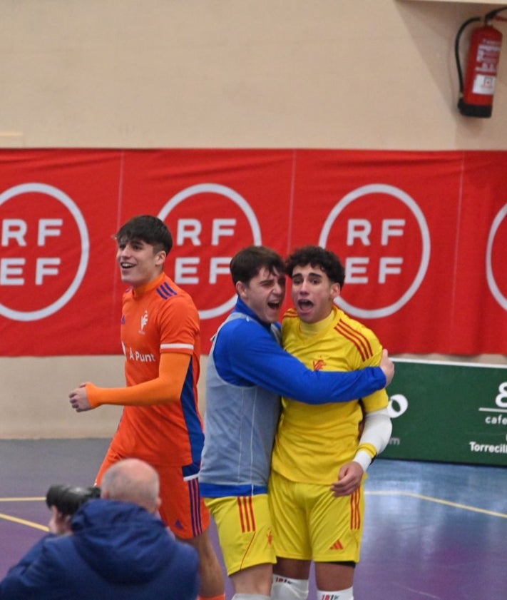 Imagen secundaria 2 - Varios momentos del partido de celebración de goles y también de la victoria.