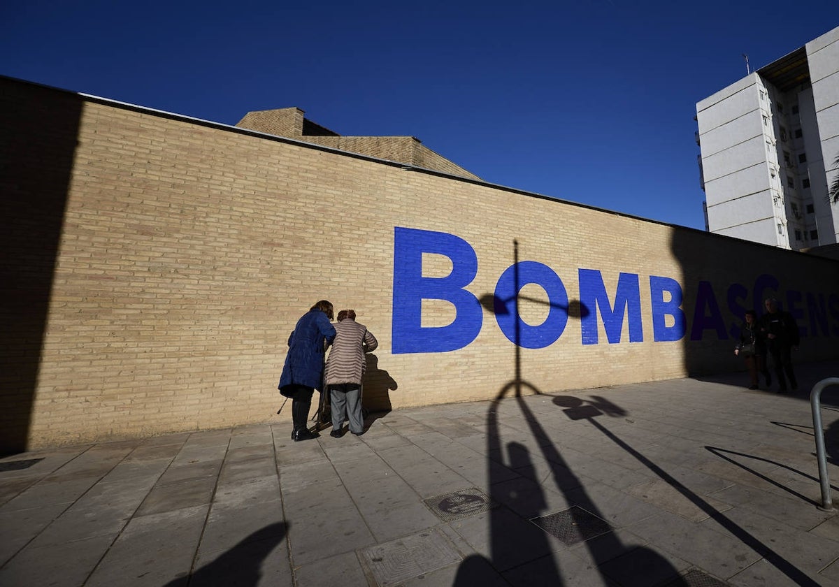 El rótulo de Bombas Gens entre sol y sombra sobre el muro del emblemático edificio.