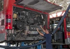 UN trabajador de la EMT revisando el motor de un autobús, en imagen de archivo.