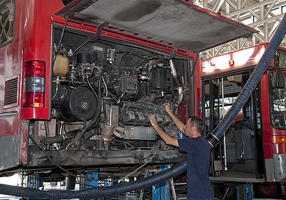 UN trabajador de la EMT revisando el motor de un autobús, en imagen de archivo.