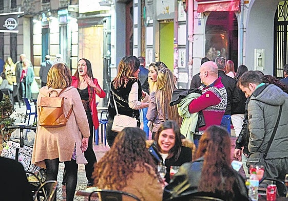 Valencianos y turistas llenan las terrazas del centro el sábado por la tarde.