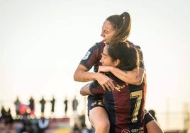 Érika Gónzalez y Mayra Ramírez celebrando un gol