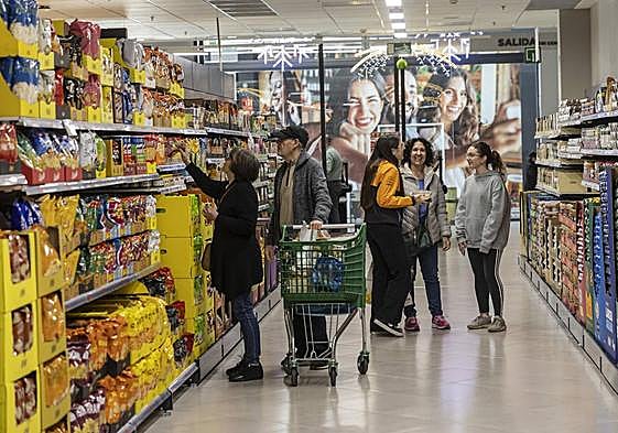Clientes en uno de los establecimientos de Mercadona. Imagen de archivo.