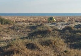 Tienda de campaña situada en la playa de la Garrofera.