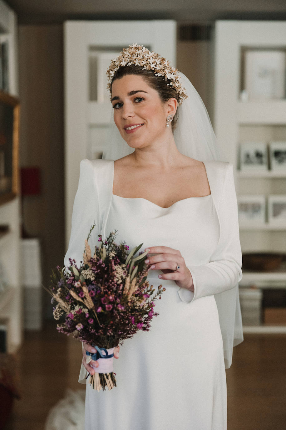 Mafalda Villanueva con tiara de José Puerta y vestido de Sophie et Voilà para Toussette.