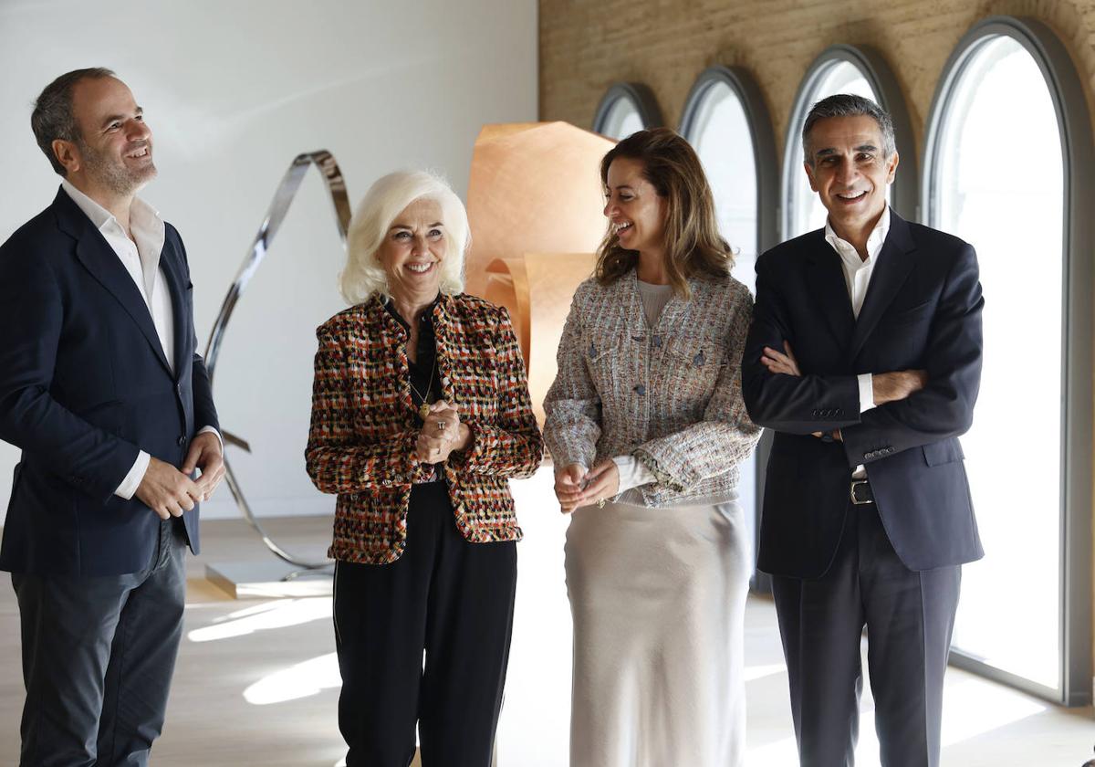 Hortensia Herrero, junto a Javier Molins, director del centro de arte que lleva el nombre de la mujer de Juan Roig, y los arquitectos del proyecto, su hija Amparo Roig y José Martí.