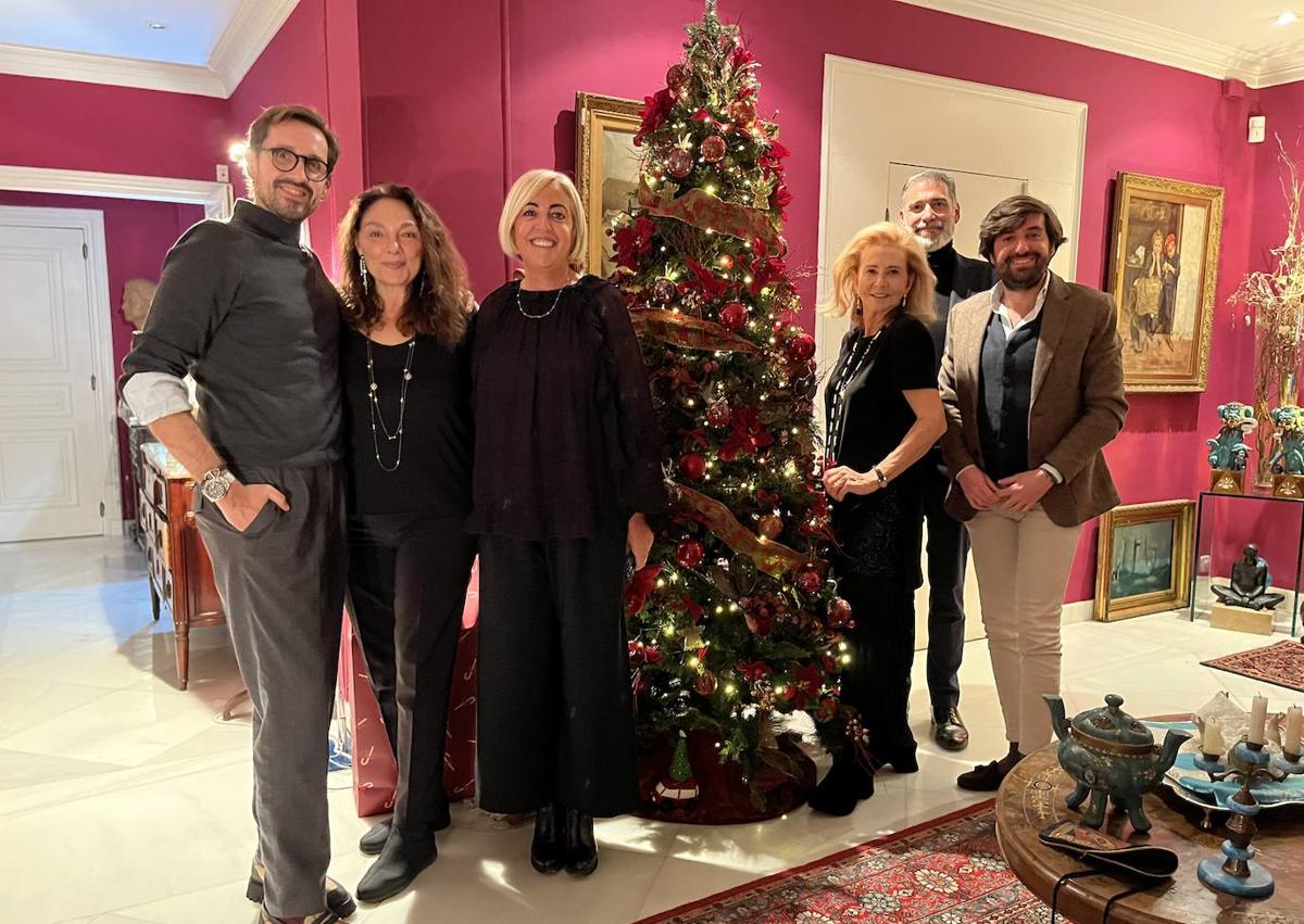 Imagen secundaria 1 - A la izquierda, junto al árbol de Navidad en casa de Mayrén. A la derecha, Laura Fitera, que también es una buena anfitriona y le encantan estas fechas, una pasión que se nota en cada detalle.