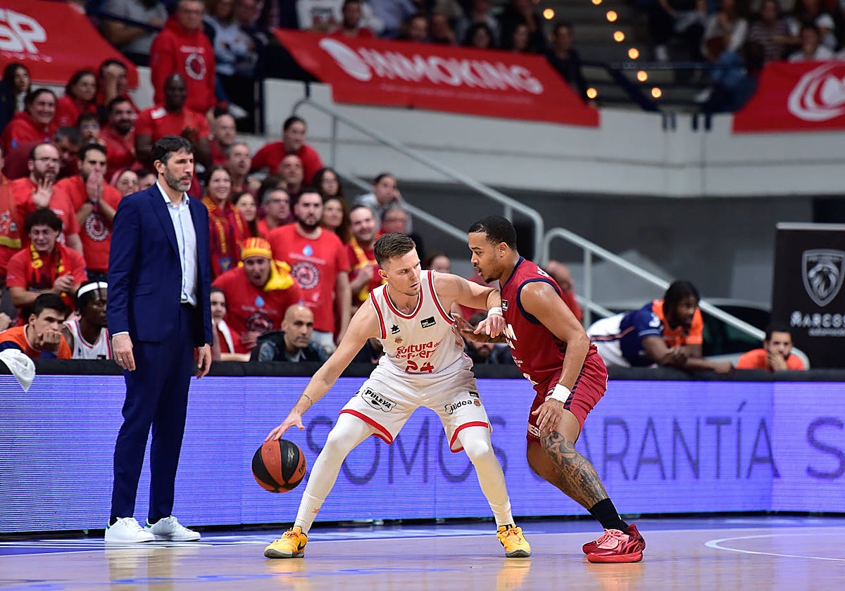 Hermannsson, con el balón, durante el partido en Murcia con el Valencia Basket.