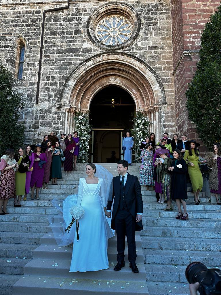 La concejal y fallera mayor, Rocío Gil, tras su boda con Enrique Pardo en la iglesia de El Puig.