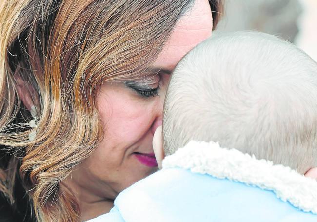 Catalá sostiene en brazos a su hijo Francesc, nacido apenas cinco días después del triunfo electoral.