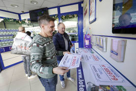 Varios clientes festejan un premio de Loterías y Apuestas del Estado, en una imagen de archivo.